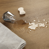 Detailbild von Klick-Vinyl Eiche Neckar wasserfest mit pflegeleichter Oberfläche