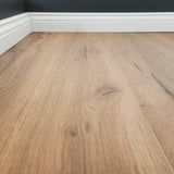 Detailbild von Klick-Vinyl Eiche Wangerooge rustikales Dekor in Holzoptik mit Hamburger Sockelleiste