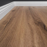 Detailbild von Klick-Vinyl Eiche Fehmarn rustikales Dekor in Holzoptik mit Hamburger Sockelleiste
