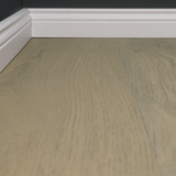 Detailbild von Klick-Vinyl Eiche Otterstadt dezentes Dekor in Holzoptik mit Hamburger Sockelleiste