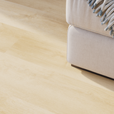 Sofa Closeup Klick-Vinyl Eiche Spiekeroog markantes Dekor in Holzoptik