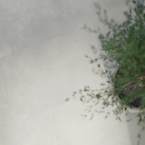 Lifestylebild von Klick-Vinyl Beton Cloppenburg dezentes Dekor in Fliesenoptik