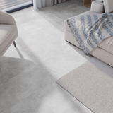 Wohnbereich Closeup Klick-Vinyl Beton Nordhorn dezentes Dekor in Fliesenoptik