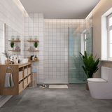 Badezimmer Raumbild von Klick-Vinyl Beton Rheine dezentes Dekor in Fliesenoptik