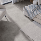 Wohnbereich Closeup Klick-Vinyl Beton Rheine dezentes Dekor in Fliesenoptik