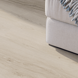 Sofa Closeup Klick-Vinyl Eiche Ameland dezentes Dekor in Holzoptik