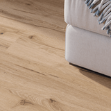 Sofa Closeup Klick-Vinyl Eiche Fehmarn rustikales Dekor in Holzoptik