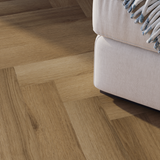 Sofa Closeup Klick-Vinyl Eiche Helgoland dezentes Dekor in Holzoptik