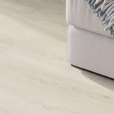 Sofa Closeup Klick-Vinyl Eiche Husum markantes Dekor in Holzoptik