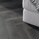 Sofa Closeup Klick-Vinyl Eiche Mellum dezentes Dekor in Holzoptik