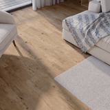 Wohnbereich Closeup Klick-Vinyl Eiche Sankt Peter Ording rustikales Dekor in Holzoptik