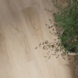 Lifestylebild von Klick-Vinyl Eiche Stralsund markantes Dekor in Holzoptik