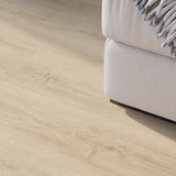 Sofa Closeup Klick-Vinyl Eiche Stralsund markantes Dekor in Holzoptik