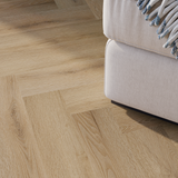 Sofa Closeup Klick-Vinyl Eiche Sylt dezentes Dekor in Holzoptik