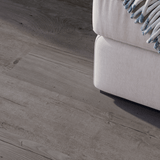 Sofa Closeup Klick-Vinyl Eiche Westerland rustikales Dekor in Holzoptik