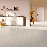 Wohnzimmer Raumbild von Laminat Eiche Brenztal dezentes Dekor in Holzoptik