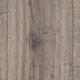 Closeup von Laminat Eiche Lahntal markantes Dekor in Holzoptik mit lackierter 4V-Fase mit Aquastop-Funktion