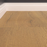 Detailbild von Laminat Eiche Wental markantes Dekor in Holzoptik mit Hamburger Sockelleiste