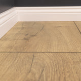 Detailbild von Laminat Eiche Hohenwald rustikales Dekor in Holzoptik mit Hamburger Sockelleiste