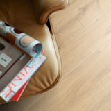 Detailbild von Laminat Eiche Königswald markantes Dekor in Holzoptik mit lackierter 4V-Fase