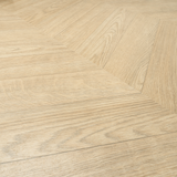 Closeup von Laminat Eiche Pfälzerwald dezentes Dekor in Holzoptik detaillierte Maserung im Fischgrät Design