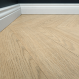 Detailbild von Laminat Eiche Pfälzerwald dezentes Dekor in Fischgrätoptik mit Hamburger Sockelleiste