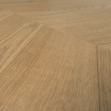 Closeup von Laminat Eiche Soonwald dezentes Dekor in Fischgrät-Optik detaillierte Maserung