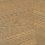 Closeup von Laminat Eiche Soonwald dezentes Dekor in Holzoptik im Fischgrät-Design