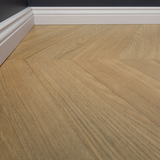 Detailbild von Laminat Eiche Soonwald dezentes Dekor in Fischgrätoptik mit Hamburger Sockelleiste