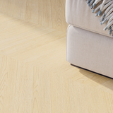 Sofa Closeup Laminat Eiche Pfälzerwald dezentes Dekor in Fischgrät Holzoptik