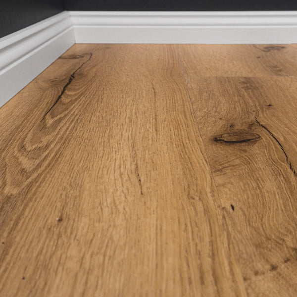 Detailbild von Klick-Vinyl Eiche Norderney rustikales Dekor in Holzoptik mit Hamburger Sockelleiste