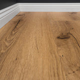 Detailbild von Klick-Vinyl Eiche Norderney rustikales Dekor in Holzoptik mit Hamburger Sockelleiste
