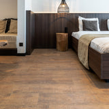 Raumbild von COREtec Klick-Vinyl Eiche Bark markantes Dekor in Holzoptik