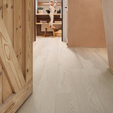 Raumbild von COREtec Klick-Vinyl Eiche Blossom dezentes Dekor in Holzoptik