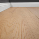 Klick Vinyl Kollektion Deluxe Plus Boden Eiche Charlottenburg Braun mit integriertem Trittschall von Bodenglück Close Up mit Sockelleiste