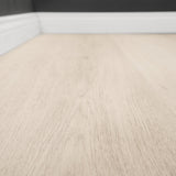 Closeup von dem Boden Klick Vinyl Basic Eiche Erlangen Braun Rigid Trittschall Integriert