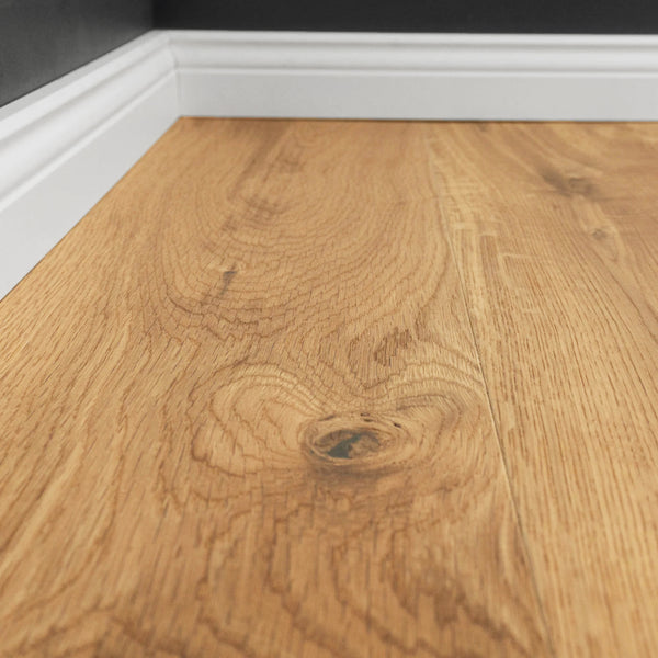 Closeup mit Sockelleisten Natur Parkett Felix Eiche Rustikal