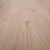 Closeup der Maserung von der Klick Vinyl Kollektion Deluxe Plus Boden Eiche Glücksburg Braun mit integriertem Trittschall von Bodenglück