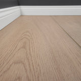 Klick Vinyl Kollektion Deluxe Plus Boden Eiche Glücksburg Braun mit integriertem Trittschall von Bodenglück Close Up mit Sockelleiste