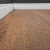 Klick Vinyl Kollektion Deluxe Plus Boden Eiche Löwenburg Braun mit integriertem Trittschall von Bodenglück Close Up mit Sockelleiste