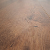 Klick Vinyl Kollektion Deluxe Plus Boden Eiche Neuschwanstein Braun mit integriertem Trittschall von Bodenglück Close Up Maserung