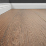 Klick Vinyl Kollektion Deluxe Plus Boden Eiche Neuschwanstein Braun mit integriertem Trittschall von Bodenglück Close Up mit Sockelleiste