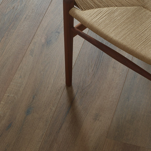 Raumbild von COREtec Klick-Vinyl Eiche Fonteneau markantes Dekor in Holzoptik mit lackierter 2V-Fase