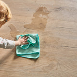 Detailliertes Raumbild von COREtec Klick-Vinyl Eiche Forest dezentes Dekor in Holzoptik mit Mikrofase