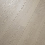 Detailbild von COREtec Klick-Vinyl Eiche Juniper dezentes Dekor in Holzoptik mit lackierter 2V-Fase