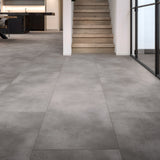 Raumbild von COREtec Klick-Vinyl Stein Matterhorn rustikales Dekor in Fliesenoptik