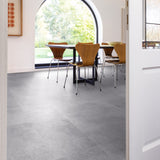 Raumbild von COREtec Klick-Vinyl Stein Stratosphere dezentes Dekor in Fliesenoptik