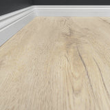 Detailbild von Klick-Vinyl Eiche Amrum rustikales Dekor in Holzoptik mit Hamburger Sockelleiste