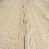 Closeup von Klick-Vinyl Eiche Amrum rustikales Dekor in Holzoptik detaillierte Maserung