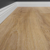 Detailbild von Klick-Vinyl Eiche Cuxhaven markantes Dekor in Holzoptik mit Hamburger Sockelleiste